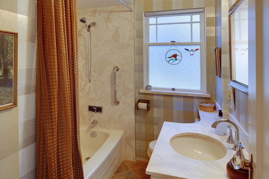 3657 W 14th Avenue Vancouver, BC - 30