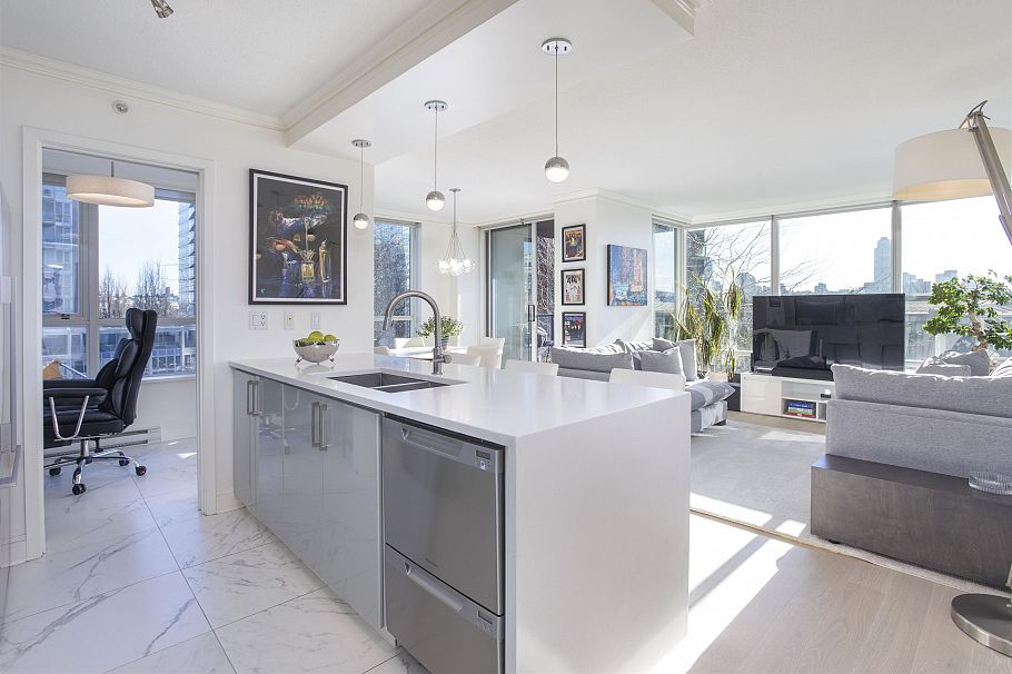 302 1438 Richards Street Vancouver, BC - 2