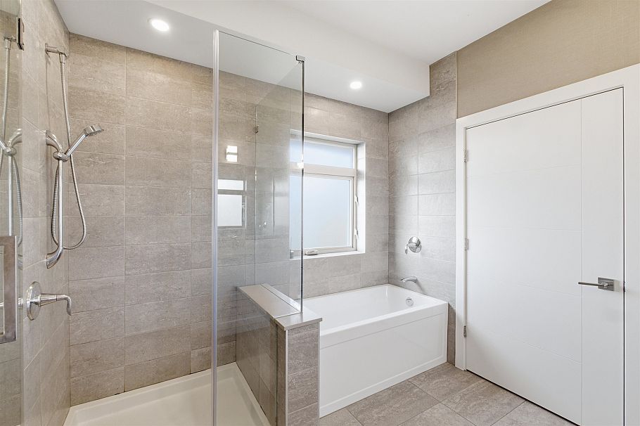 1 115 W Queens Road North Vancouver, BC - 18