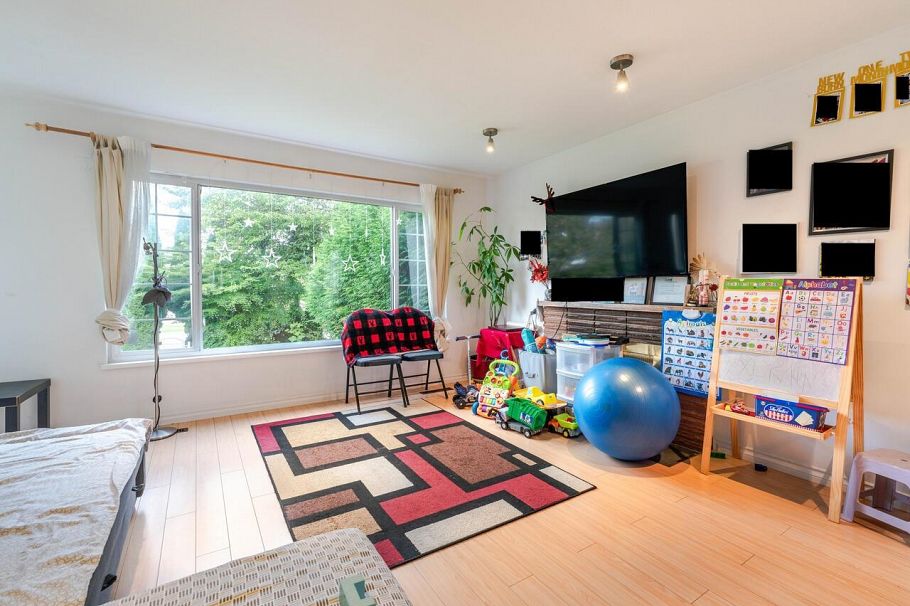 2216 E 41st Avenue Vancouver, BC - 1