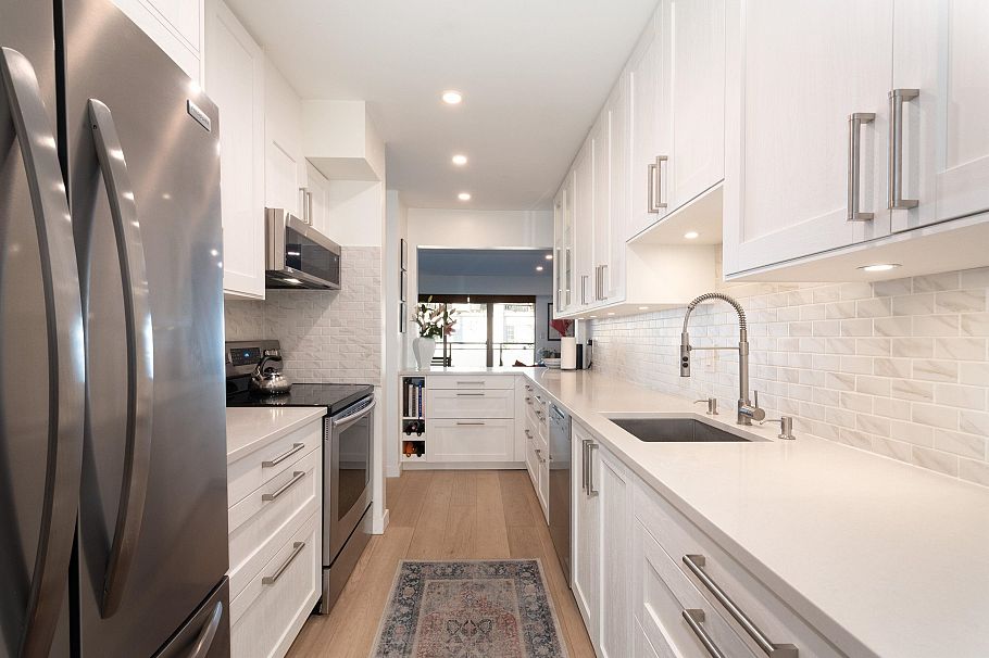 212 2255 York Avenue Vancouver, BC - 3