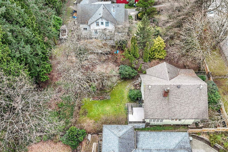 163 E Kings Road North Vancouver, BC - 36