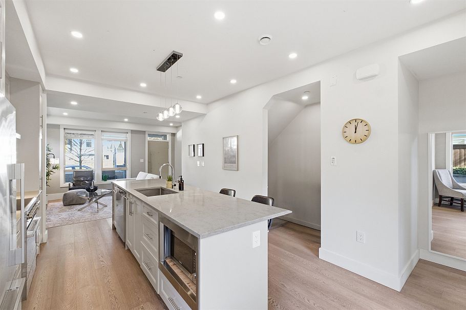 1 115 W Queens Road North Vancouver, BC - 11