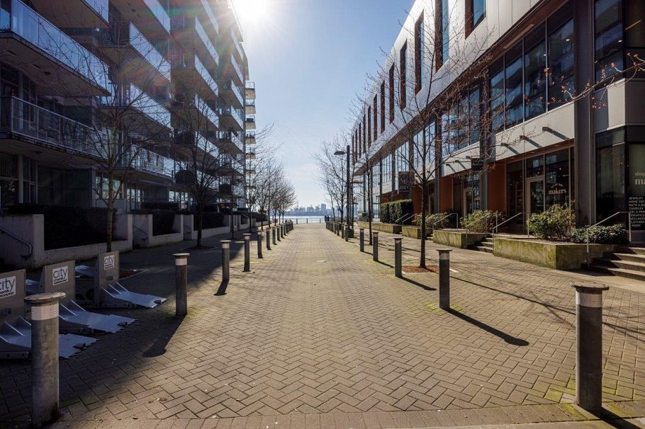 304 175 Victory Ship Way North Vancouver, BC - 17