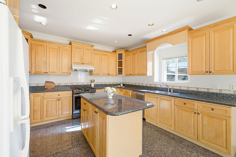 213 W 28th Street North Vancouver, BC - 5