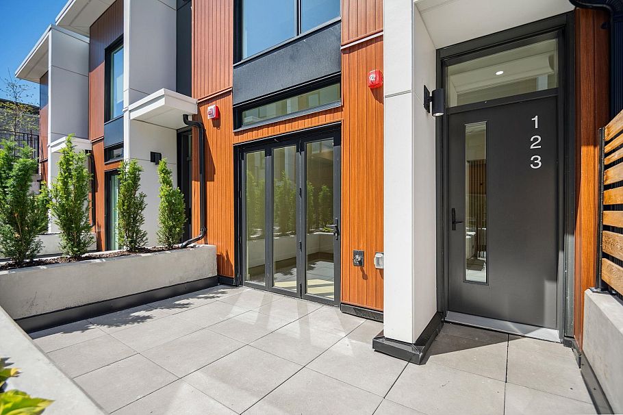 123 725 W 49 Avenue Vancouver, BC - 1