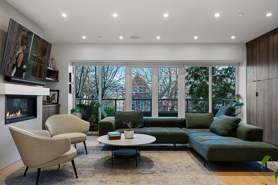 2142 W 1st Avenue Vancouver, BC - 2