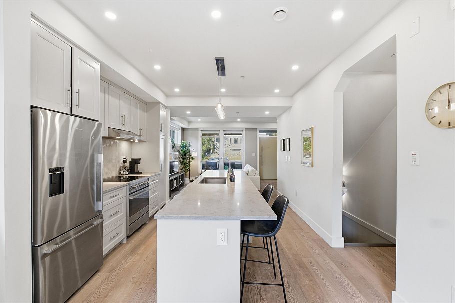 1 115 W Queens Road North Vancouver, BC - 10