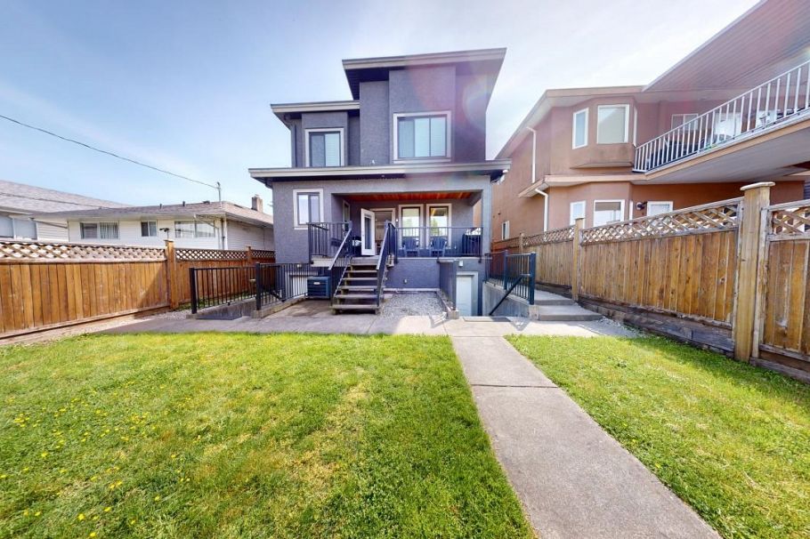 3317 E 3rd Avenue Vancouver, BC - 8