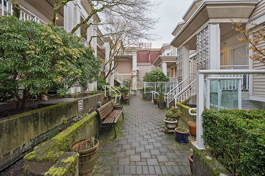 249 2565 W Broadway Vancouver, BC - 2