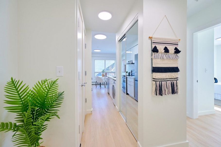 311 1033 St. Georges Avenue North Vancouver, BC - 6