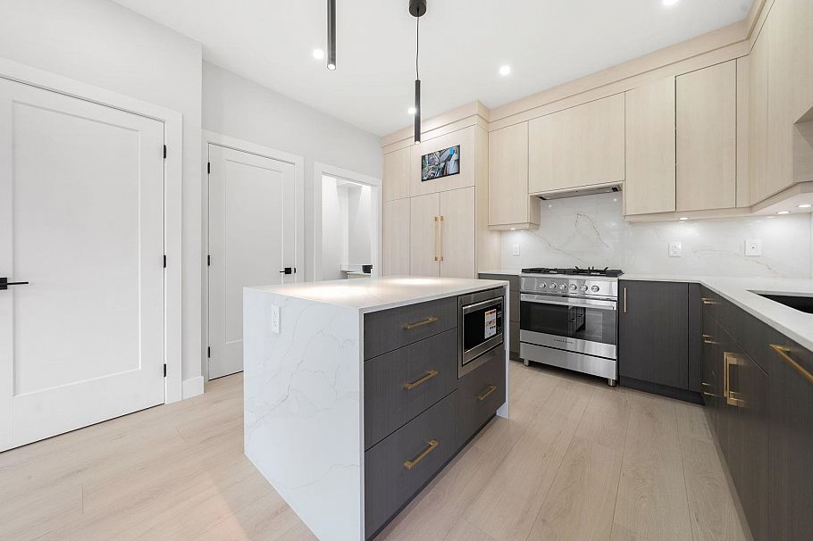 1 3274 E 44th Avenue Vancouver, BC - 13