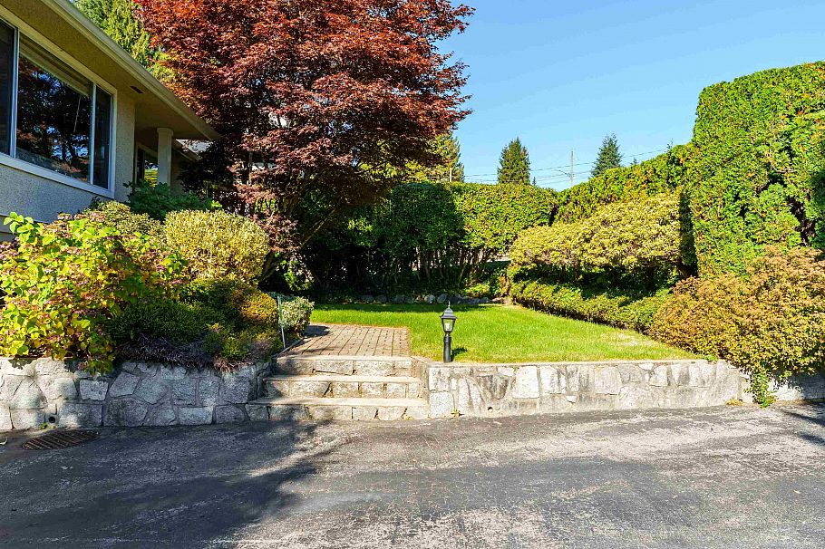 799 Plymouth Drive North Vancouver, BC - 3