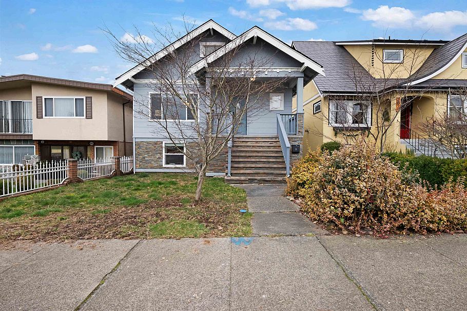 2675 Dundas Street Vancouver, BC - 1
