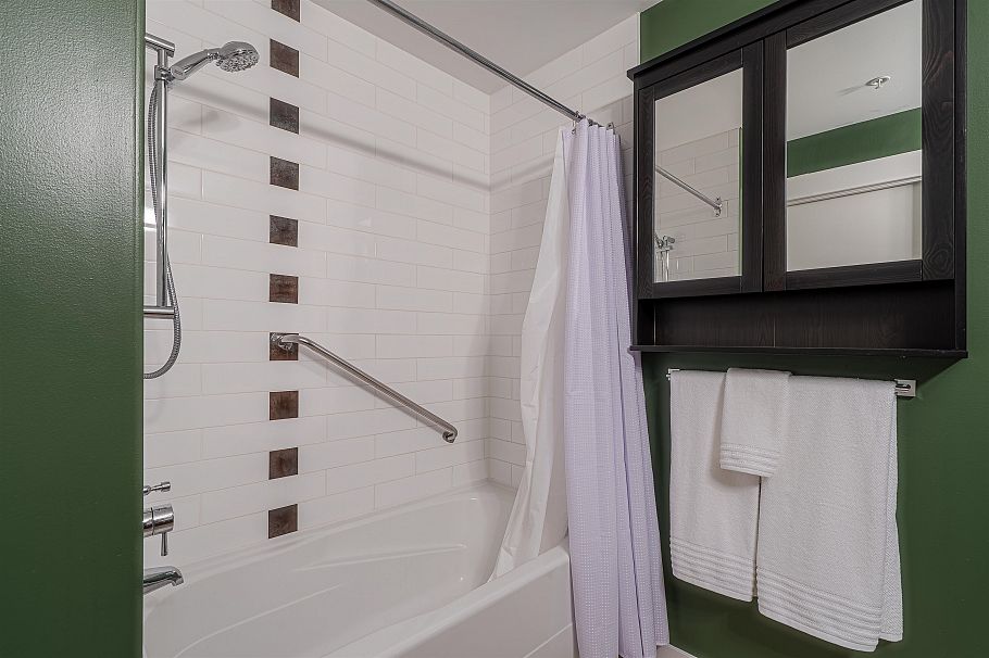 110 1468 St. Andrews Avenue North Vancouver, BC - 24