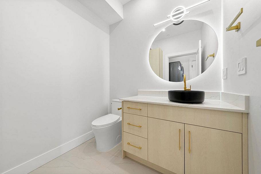 1 3274 E 44th Avenue Vancouver, BC - 37