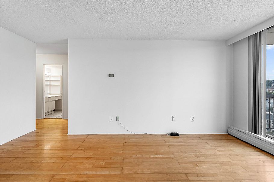 1605 145 St. Georges Avenue North Vancouver, BC - 3