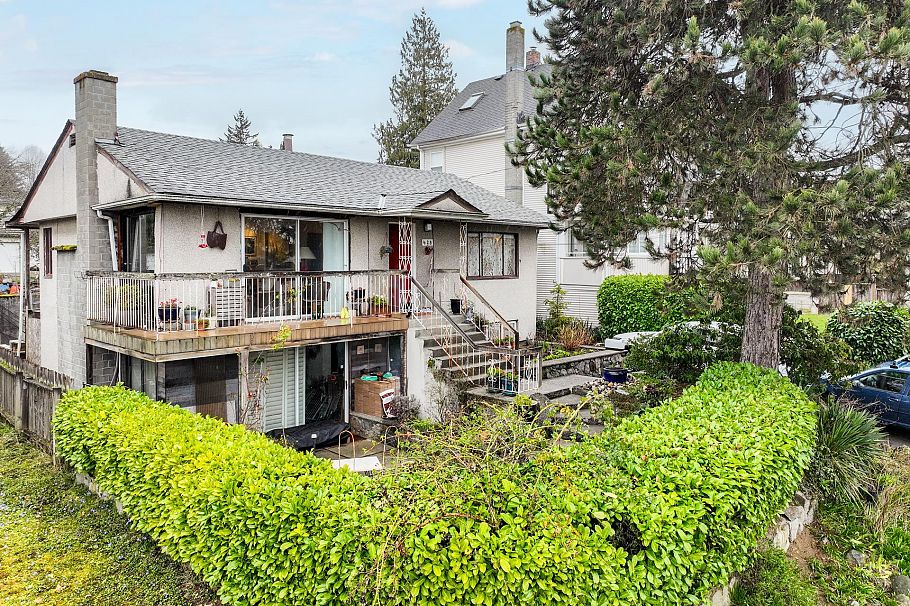 428 E 7th Street North Vancouver, BC - 2