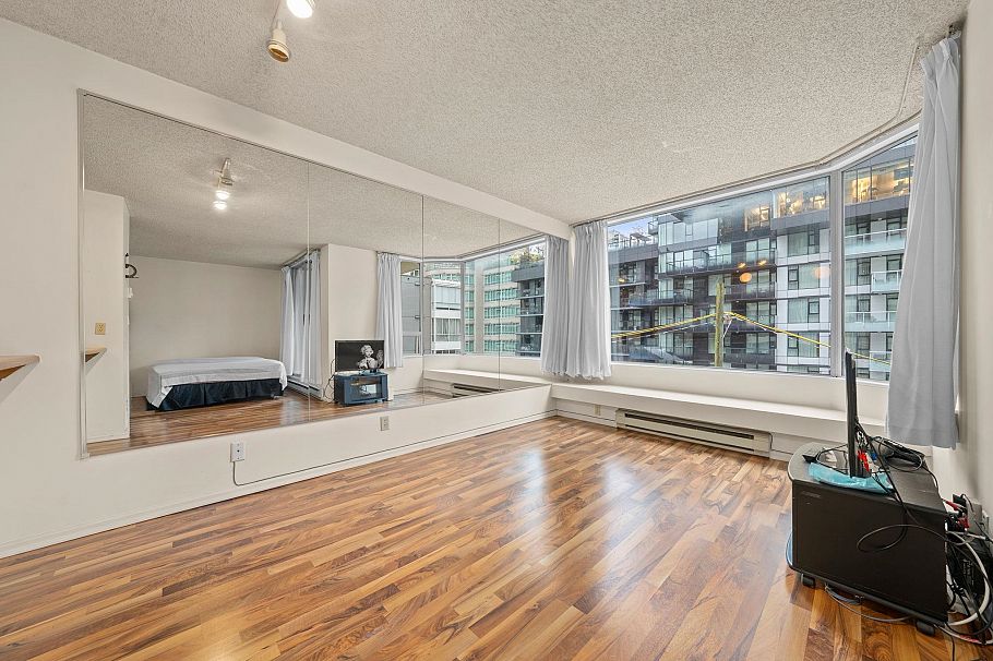 307 1330 Hornby Street Vancouver, BC - 3