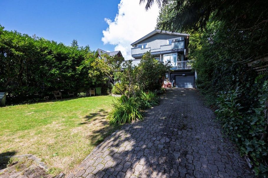368 E Kings Road North Vancouver, BC - 3
