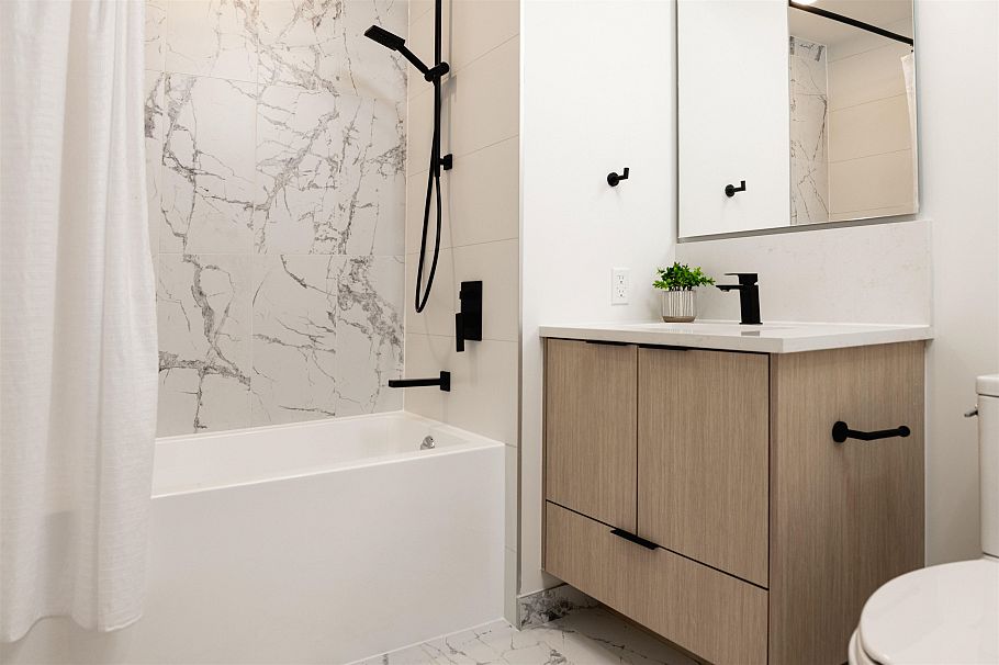 419 422 E 3rd Street North Vancouver, BC - 8