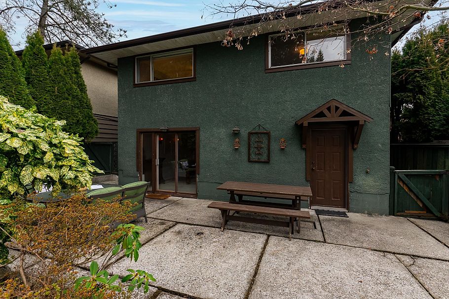 1323 E 29th Street North Vancouver, BC - 35