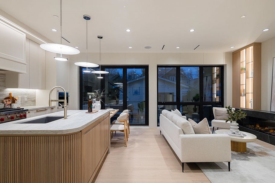 2 3036 W 13th Avenue Vancouver, BC - 1