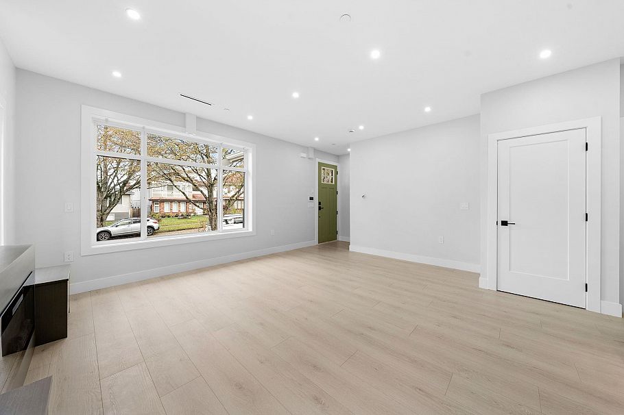 1 3274 E 44th Avenue Vancouver, BC - 16