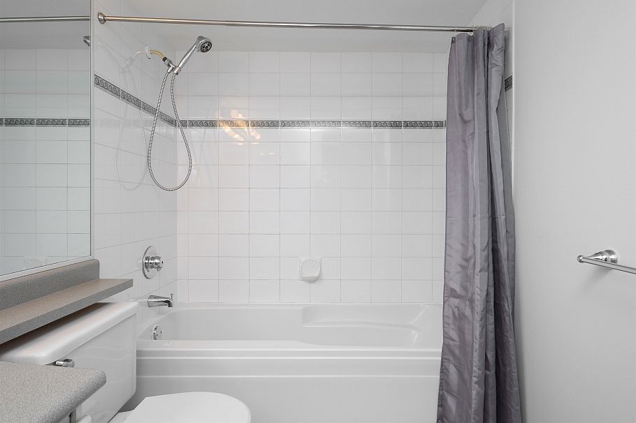 101 8460 Jellicoe Street Vancouver, BC - 21