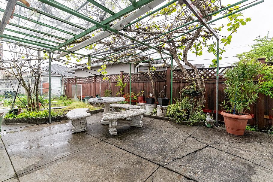 2740 E 2nd Avenue Vancouver, BC - 24