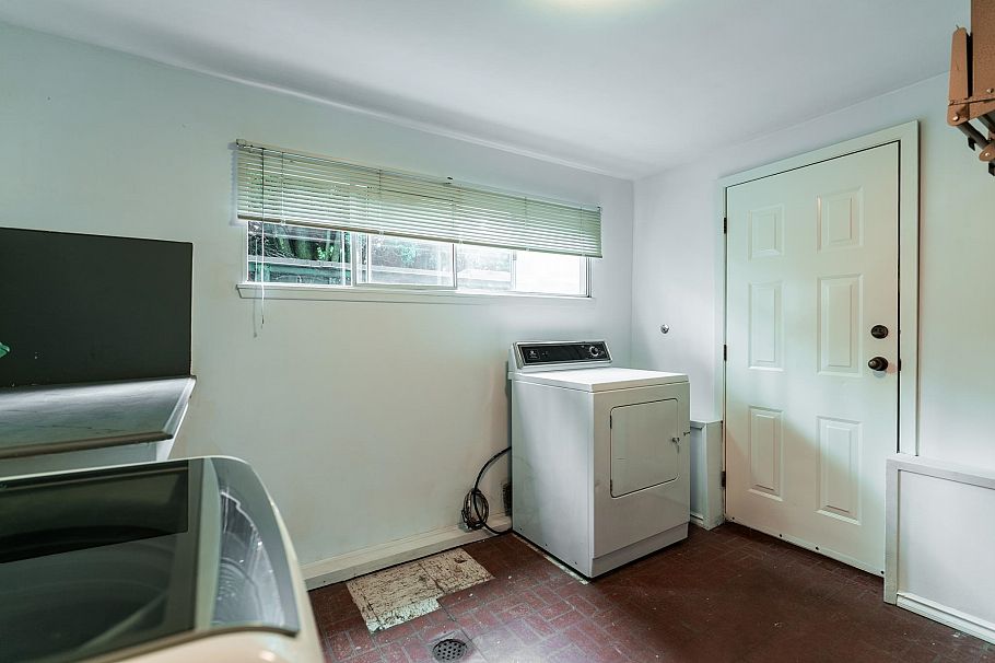 1323 E 29th Street North Vancouver, BC - 32