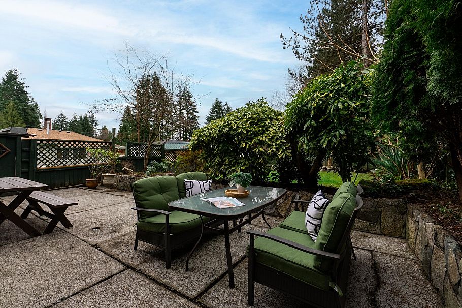 1323 E 29th Street North Vancouver, BC - 33