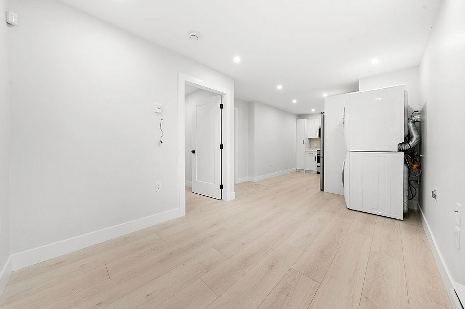 1 3274 E 44th Avenue Vancouver, BC - 26