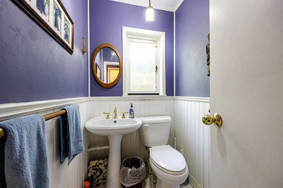 368 E Kings Road North Vancouver, BC - 23