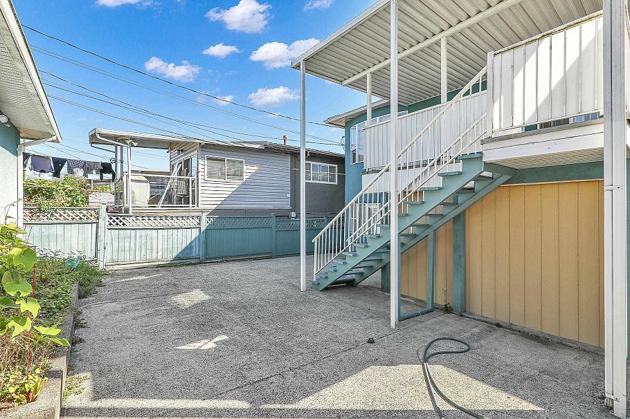 1257 E 60th Avenue Vancouver, BC - 34