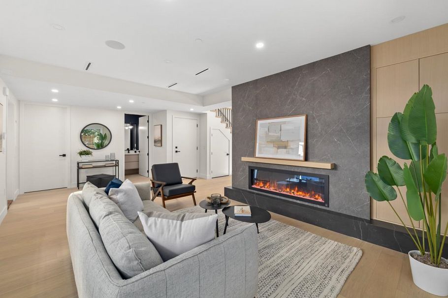 2430 W 49th Avenue Vancouver, BC - 3