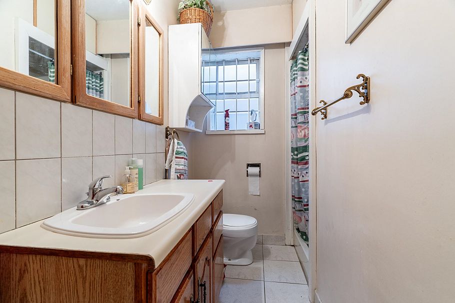 2740 E 2nd Avenue Vancouver, BC - 22