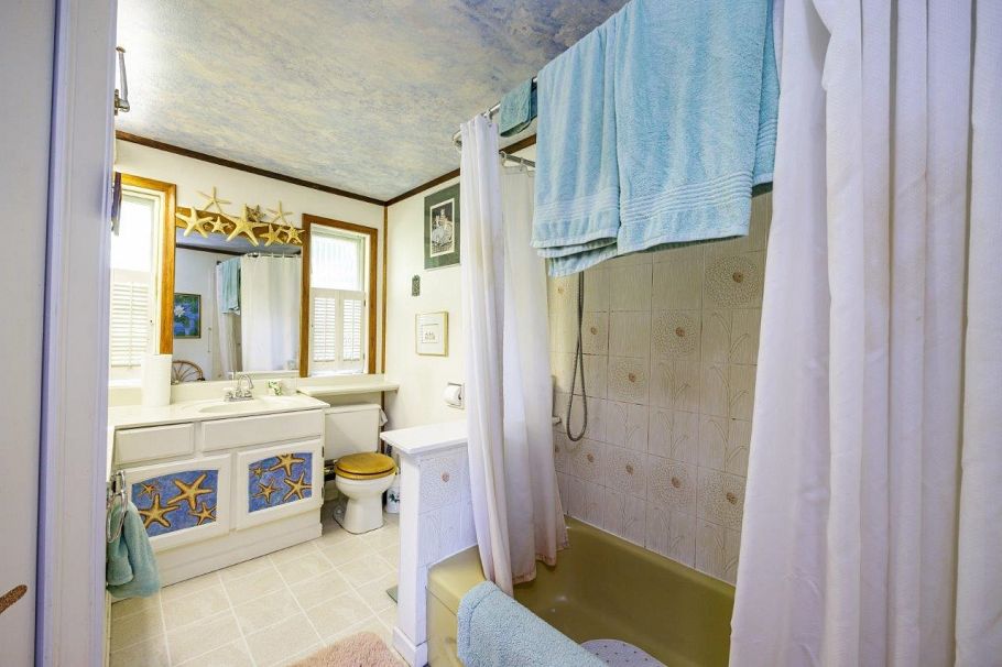 368 E Kings Road North Vancouver, BC - 27