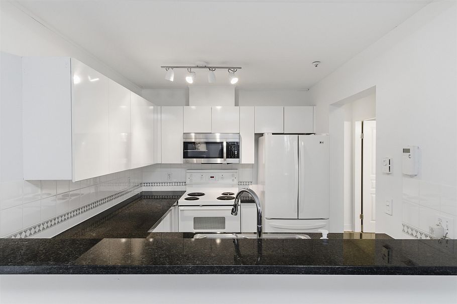 101 8460 Jellicoe Street Vancouver, BC - 18