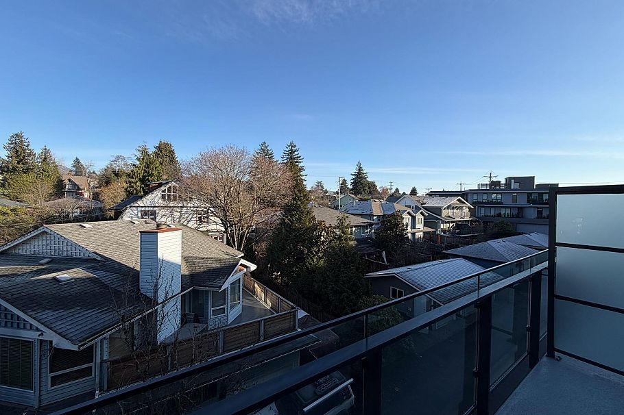 419 422 E 3rd Street North Vancouver, BC - 11