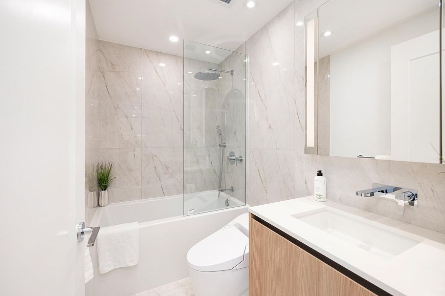 1307 135 E 13th Street North Vancouver, BC - 13