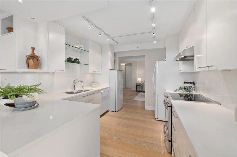 1101 5615 Hampton Place Vancouver, BC - 11