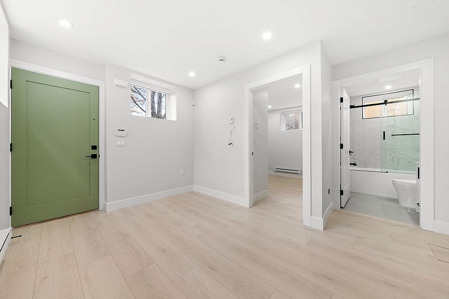 1 3274 E 44th Avenue Vancouver, BC - 38