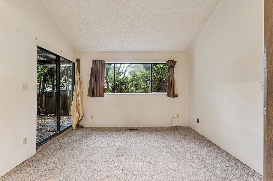 1494 Ross Road North Vancouver, BC - 16