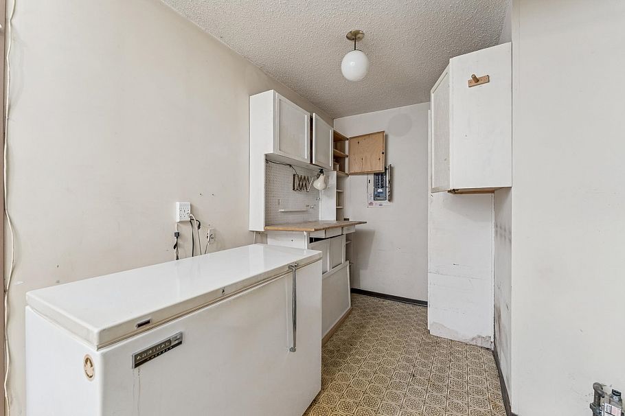 1494 Ross Road North Vancouver, BC - 32