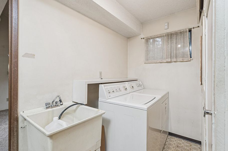 1494 Ross Road North Vancouver, BC - 33