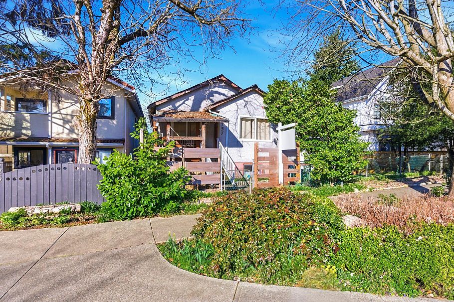 1757 E 8th Avenue Vancouver, BC - 2