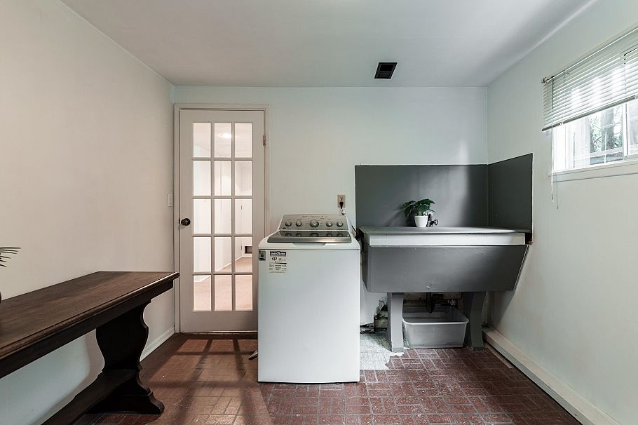 1323 E 29th Street North Vancouver, BC - 31