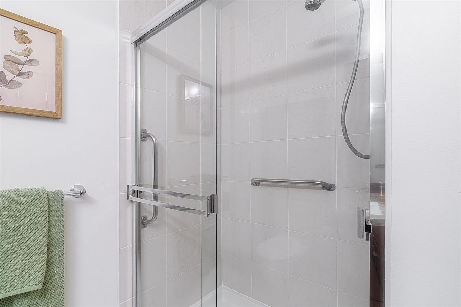 110 1468 St. Andrews Avenue North Vancouver, BC - 17