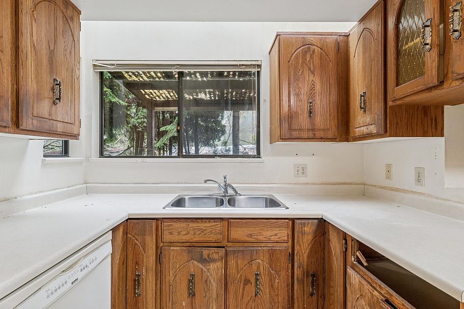 1494 Ross Road North Vancouver, BC - 12